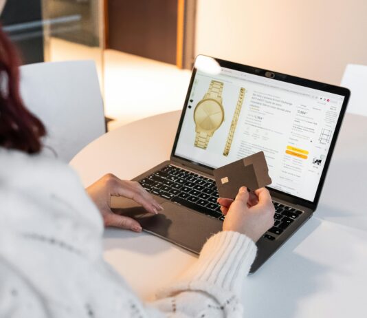 Pros and Cons of Buying Expired Domains: Are They Worth It? pexels photo 18859348