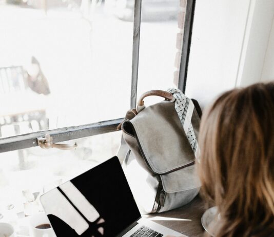 Domain Flipping: Unlock Your Potential With This Lucrative Side Hustle pexels photo 3178818