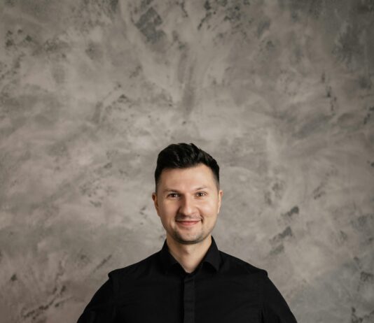 Domain Broker Secrets to Closing High-Value Deals Effectively pexels photo 7641996